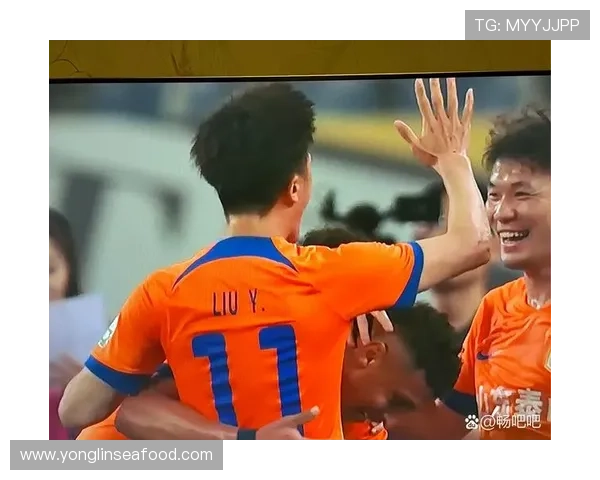 从草地到绿茵场足球明星们的奋斗与梦想之旅